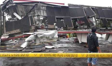 Sarana SPBU dan rumah warga di Kecamatan Cicantayan Kabupaten Sukabumi rusak diterjang angin puting beliung Jumat (22/2) sore. Kejadian tersebut terjadi ketika Sukabumi diguyur hujan deras