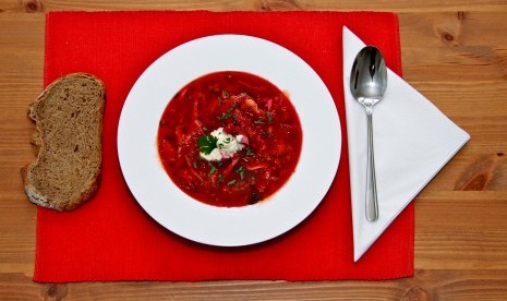 Sarapan Borscht atau sup buah bit digemari anak-anak di Ukraina.