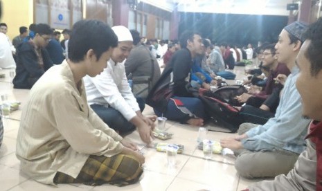 Sarapan setelah shalat Shubuh berjamaah di Masjid Al-Hurriyyah IPB.