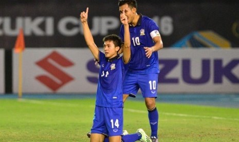 Sarawut Masuk (berlutut) pencetak gol pembuka Thailand lawan Myanmar, Kamis (8/12).