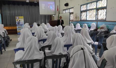 Sardiarinto, yang merupakan dosen sekaligus content creator Universitas BSI (Bina sarana Informatika) kampus Yogyakarta, bagikan ilmunya kepada siswa/i SMK Muhammadiyah 1 Borobudur. Mengusung tema Tiktok For Business, kegiatan ini telah dilaksanakan pada Selasa (13/12/2022) di Aula SMK Muhammadiyah 1 Borobudur.