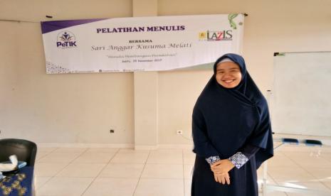 Sari Anggar Kusuma Melati, Alumni Sekolah Tinggi Manajemen Informatika dan Komputer (STMIK) Nusa angkatan  2015 sukses berkarir menjadi seorang penulis.