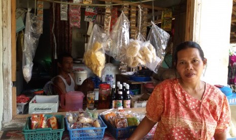 Sarnati dan toko bahan kebutuhan sehari-harinya