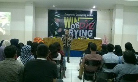 Sarno Wibowo atau Kapten Sar memotivasi mahasiswa BSI agar mau jadi pengusaha.