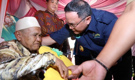 Sarwani (70 tahun) warga Desa Keramat Jaya Kecamatan Sungai Keruh, Kabupaten Muba, patut bersyukur. Kakek yang yang hidup sebatang kara dengan rumah ukuran 4 meter x 4 meter serta nyaris ambruk, akhirnya mendapatkan bantuan program bedah rumah, menggunakan Pendapatan Asli Daerah (PAD) 2018 Desa Keramat Jaya.