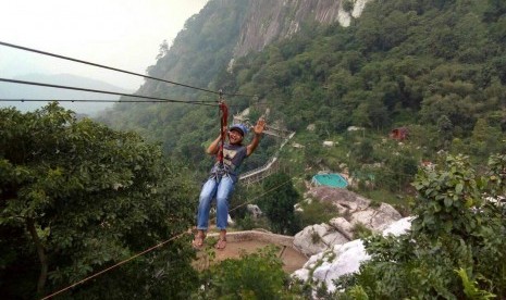 Sasak (jembatan) Panyawangan dan Flying Fox, merupakan objek wisata yang ada di Gunung Bongkok, Kecamatan Tegalwaru, Kabupaten Purwakarta.