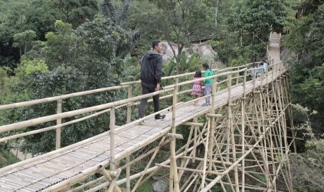 Sasak (jembatan) Panyawangan dan Flying Fox, merupakan objek wisata yang ada di Gunung Bongkok, Kecamatan Tegalwaru, Kabupaten Purwakarta (ilustrasi). Disporaparbud Pemkab Purwakarta Jawa Barat menyatakan sektor pariwisata di sana mulai menggeliat.