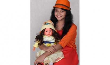 Sasha Q yang bertandem bersama boneka Shania