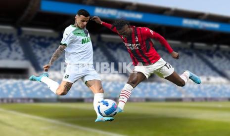 Penyerang Sassuolo Gianluca Scamacca Vs gelandang AC Milan Rafael Leao (kanan).