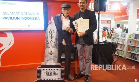 Sastrawan Indonesia Sapardi Joko Damono (kiri) memperoleh penghargaan Anugerah Buku ASEAN 2018 kategori Anugerah Kompilasi Buku Terbaik melalui bukunya Hujan Bulan Juni dalam Kuala Lumpur International Book Fair (KLIBF) 2018 di PWTC Kuala Lumpur, Sabtu (28/4). 