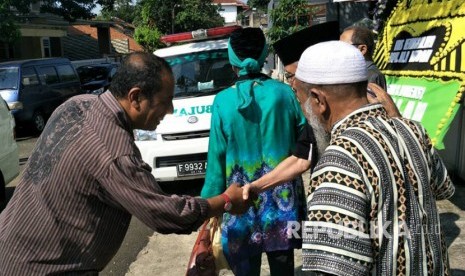 Sastrawan Taufiq Ismail melayat ke rumah duka almarhum Ali Audah, Bogor, Selasa (20/6).