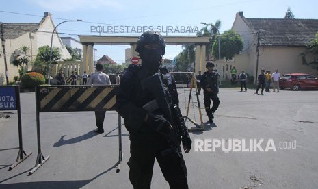 Sat Brimob Polda Jatim melakukan penjagaan di sekitar Polrestabes Surabaya setelah terjadi ledakan, Surabaya, Jawa Timur, Senin (14/5). 