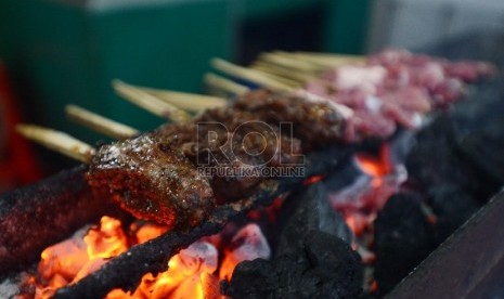 Satai buntel, salah satu kuliner Solo yang terbuat dari daging kambing atau sapi cincang.