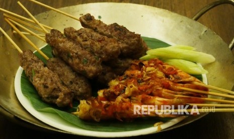 Satai kambing dan satai balado udang, salah satu kuliner khas Indonesia.