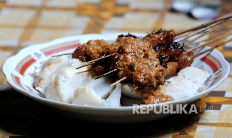 Sate ayam, salah satu kuliner khas Nusantara.