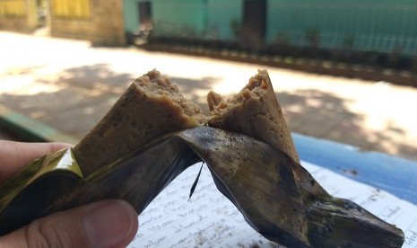 Sate gepuk ikan tongkol khas Kepulauan Seribu.