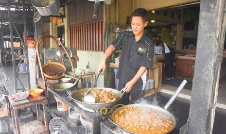 Sate Klathak Pak Pong termasuk salah satu yang melegenda di Yogyakarta. Untuk mengembangkan usaha kuliner ini, pada tahun 2000, Zakiron atau Pak Pong memberanikan diri pinjam modal usaha ke KUR BRI