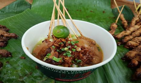 Sate kuah Pontianak Bang Anek. Satai khas Pontianak dihidangkan dengan kuah kaldu yang gurih.