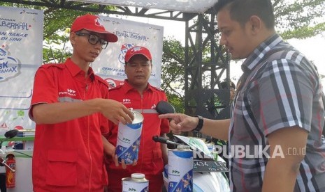 Satgas BBM PT Pertamina (Persero) sedang menunjukan BBM dalam kemasan.