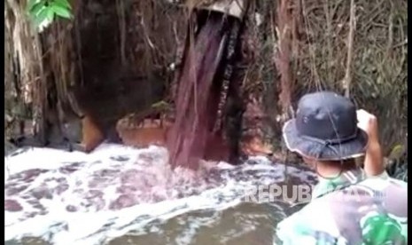 Satgas Citarum Harum menemukan pabrik yang membuang air limbah ke Sungai Cibaligo, Kota Cimahi, Kamis (19/4). 