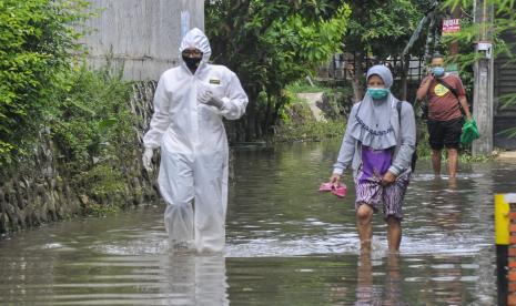 Satgas COVID-19 (kiri) mengevakuasi dua orang warga yang akan melakukan isolasi mandiri di RSUD tipe D, Bekasi, Jawa Barat, Rabu (16/6/2021). Pemerintah memperpanjang Pemberlakuan Pembatasan Kegiatan Masyarakat (PPKM) berbasis mikro hingga 30 Juni 2021 seiring lonjakan kasus COVID-19 yang saat ini telah mencapai 1.378 jiwa. 