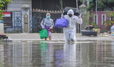 Satgas Covid-19 mengevakuasi warga yang akan melakukan isolasi mandiri di RSUD tipe D, Bekasi, Jawa Barat, Rabu (16/6/2021). Kenaikan kasus Covid-19 pasca-Lebaran didominasi wilayah Pulau Jawa.