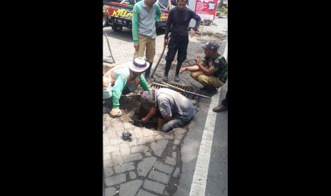 Satgas Dinas Pekerjaan Umum dan Tata Ruang (DPUPR) Kota Malang tengah memperbaiki drainase, gorong-gorong dan avur.