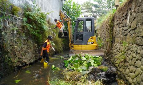 Satgas Drainase Kota Malang dan satu unit ekskavator diturunkan di Jalan Letjen S Parman guna mengangkut timbunan sedimen penghambat kinerja saluran sekunder. 