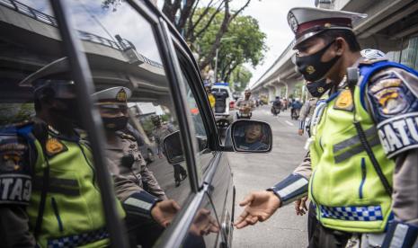 Satgas gabungan melakukan razia masker di Jalan Jenderal Sudirman, Palembang, Sumatera Selatan.