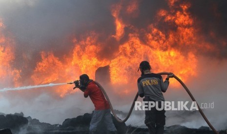 Badan Meteorologi Klimatologi dan Geofisika (BMKG) menyatakan terdapat sebanyak 24 titik panas di Provinsi Aceh (Foto: ilustrasi pemadaman karhutla)