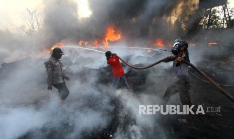 Satgas Karhutla dari TNI, Polri bersama relawan pemadam kebakaran berupaya memadamkan kebakaran lahan yang menjalar ke tumpukkan ban bekas di Kecamatan Gambut, Kabupaten Banjar, Kalimantan Selatan, Selasa (22/10/2019).