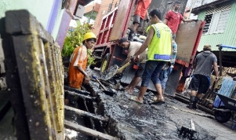 Satgas Kebersihan Pemkot Makassar bersama masyarakat membersihkan sampah warga.