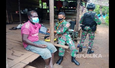 Satgas Pamtas RI-PNG Yonif 125/SMB di bawah Komando Pelaksana Operasi (Kolakops) Korem 174/ATW memberikan pelayanan kesehatan kepada warga Kampung Toray, Distrik Sota, Kabupaten Merauke, Rabu (13/1).