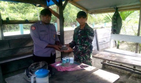  Satuan tugas pengamanan perbatasan RI-PNG Yonif 411 Raider Kostrad pada Senin (14/12), menyerahkan barang bukti berupa tiga paket ganja. (foto : dok. Penkostrad)