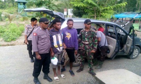  Satuan tugas pengamanan perbatasan RI-PNG Yonif 411 Raider Kostrad pada Senin (14/12), menangkap dua warga yang membawa tiga paket ganja. (foto : dok. Penkostrad)