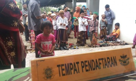 Satgas Pamtas Yonif Mekanis 413 Kostrad mengadakan kegiatan khitanan massal di Tanah Merah Kabupaten Boven Digoel, Papua. 