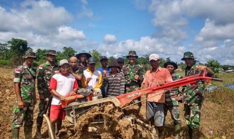 Satgas Pamtas Yonif Raider 330 Tridharma memberikan bantuan 1 unit traktor kepada masyarakat Asiki Boven Digoel.