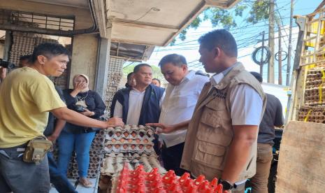 Satgas Pangan Bareskrim Polri didampingi Polda Jawa Barat dan Dinas Ketahanan Pangan dan Pertanian memantau ketersediaan bahan pokok di Pasar Sederhana Kota Bandung, Sabtu (8/4/2023). 