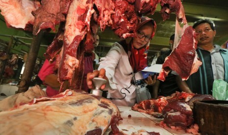 Pedagang daging sapi di Pasar Kembang, Surabaya, Jawa Timur