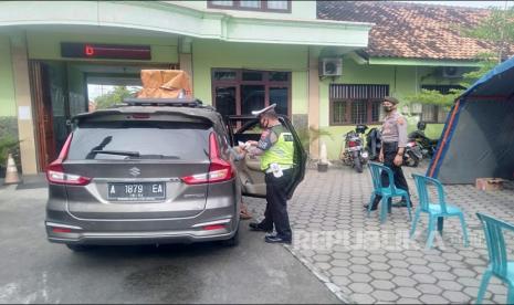 Satgas Penanganan Covid-19 Grobogan menyemprotkan desinfektan do sejumlah perkantoran untuk mencegah penyebaran Covid-19 di Grobogan, Sabtu (19/6). Penyemprotan desinfektan dilakukan di sejumlah gedung perkantoran seperti Bank Mandir I Taspen, Gedung DLH, BPBD, dna Hotel Cakra. 