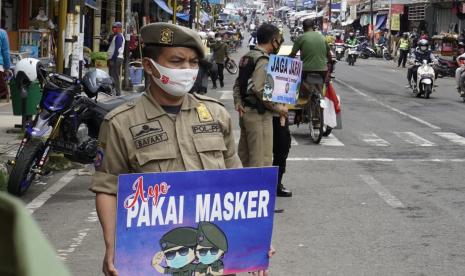 Satgas Penanganan Covid-19 Kabupaten Garut melaksanakan sidak protokol kesehatan di sekitar area perkotaan dan pusat perbelanjaan, Kamis (14/1).