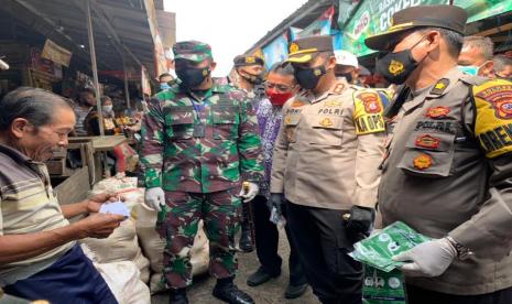 Satgas Penanganan Covid-19 Kota Tasikmalaya memantau penerapan protokol kesehatan di Pasar Cikurubuk, Selasa (2/2/2021).