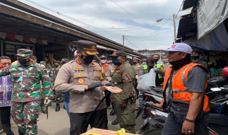 Satgas Penanganan Covid-19 Kota Tasikmalaya melakukan sidak prokes di Pasar Cikurubuk, Selasa (2/2). 