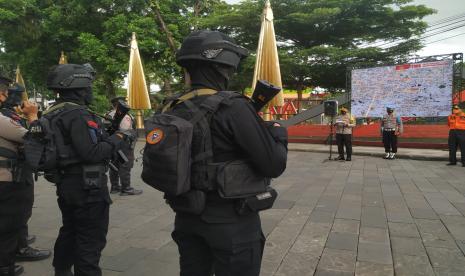 Satgas Penanganan Covid-19 Kota Tasikmalaya menggelar apel gelar pasukan untuk pengamanan malam pergantian tahun di Taman Kota Tasikmalaya, Jumat (31/12). 