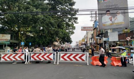 Satgas Penanganan Covid-19 Kota Tasikmalaya menutup akses menuju pusat pertokoan di Jalan KHZ Mustofa, Kamis (6/5)