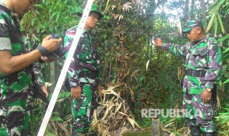 Satgas Pengamanan Perbatasan (Pamtas) TNI AD dari Yonif 131/Brata Sakti dan Tentara Diraja Malaysia (TDRM) melaksanakan patroli bersama di wilayah perbatasan Indonesia-Malaysia di Pos Komando Taktis (Pos Kotis) TNI AD di Entikong, Kalimantan Barat (Kalbar), Rabu (17/5).