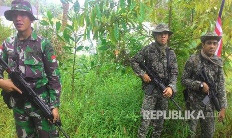 Ilustrasi TNI di perbatasan Indonesia-Malaysia. Prajurit TNI menggagalkan penyelundupan dua unit mobil Toyota asal Malaysia di Desa Jagoi Babang, yang merupakan perbatasan Indonesia-Malaysia di Kecamatan Jagoi Babang wilayah Bengkayang, Kalimantan Barat.