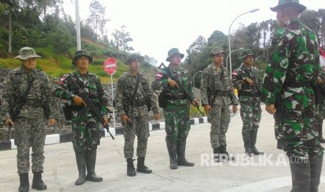 Satgas Pengamanan Perbatasan (Pamtas) TNI AD dari Yonif 131/Brata Sakti dan Tentara Diraja Malaysia (TDRM) melaksanakan patroli bersama di wilayah perbatasan Indonesia-Malaysia di Pos Komando Taktis (Pos Kotis) TNI AD di Entikong, Kalimantan Barat (Kalbar), Rabu (17/5).