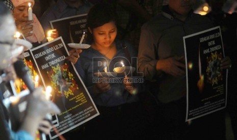 Satgas Perlindungan Anak menggelar doa bersama dan aksi 1.000 lilin untuk bocah perempuan yang ditemukan tewas terbunuh dan dikubur di halaman belakang rumahnya, Angeline di Bundaran HI, Jakarta, Kamis (11/6) malam. (Republika/Agung Supriyanto)