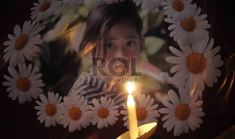 Satgas Perlindungan Anak menggelar doa bersama dan aksi 1.000 lilin untuk bocah perempuan yang ditemukan tewas terbunuh dan dikubur di halaman belakang rumahnya, Angeline di Bundaran HI, Jakarta, Kamis (11/6) malam.  (Republika/Agung Supriyanto)